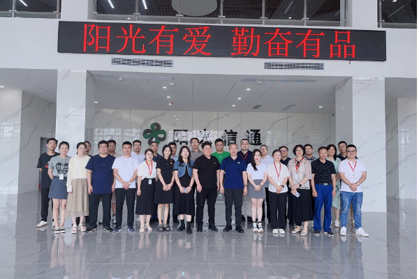 AI改图-大合影-600x400.png AI改图-大合影-600x400.png